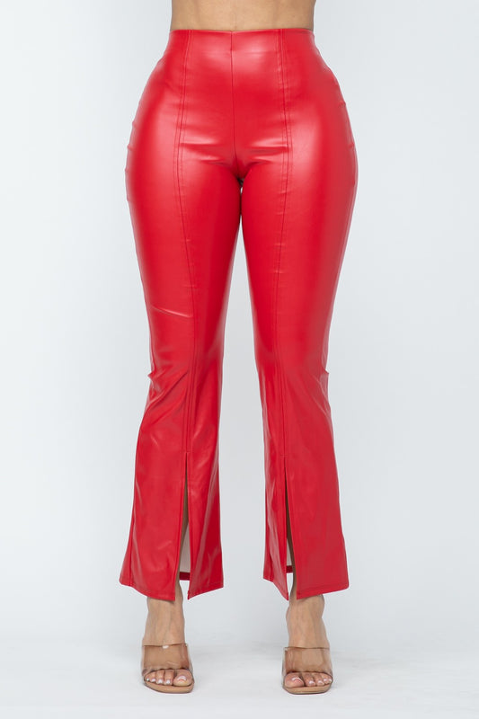 Pantalon évasé taille haute en similicuir Scarlet Stunner à fente avant