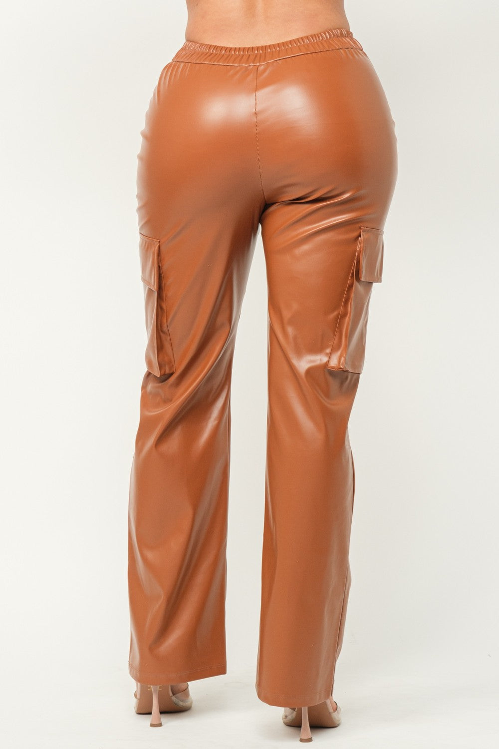 Pantalon cargo coupe en V en similicuir végan couleur cognac