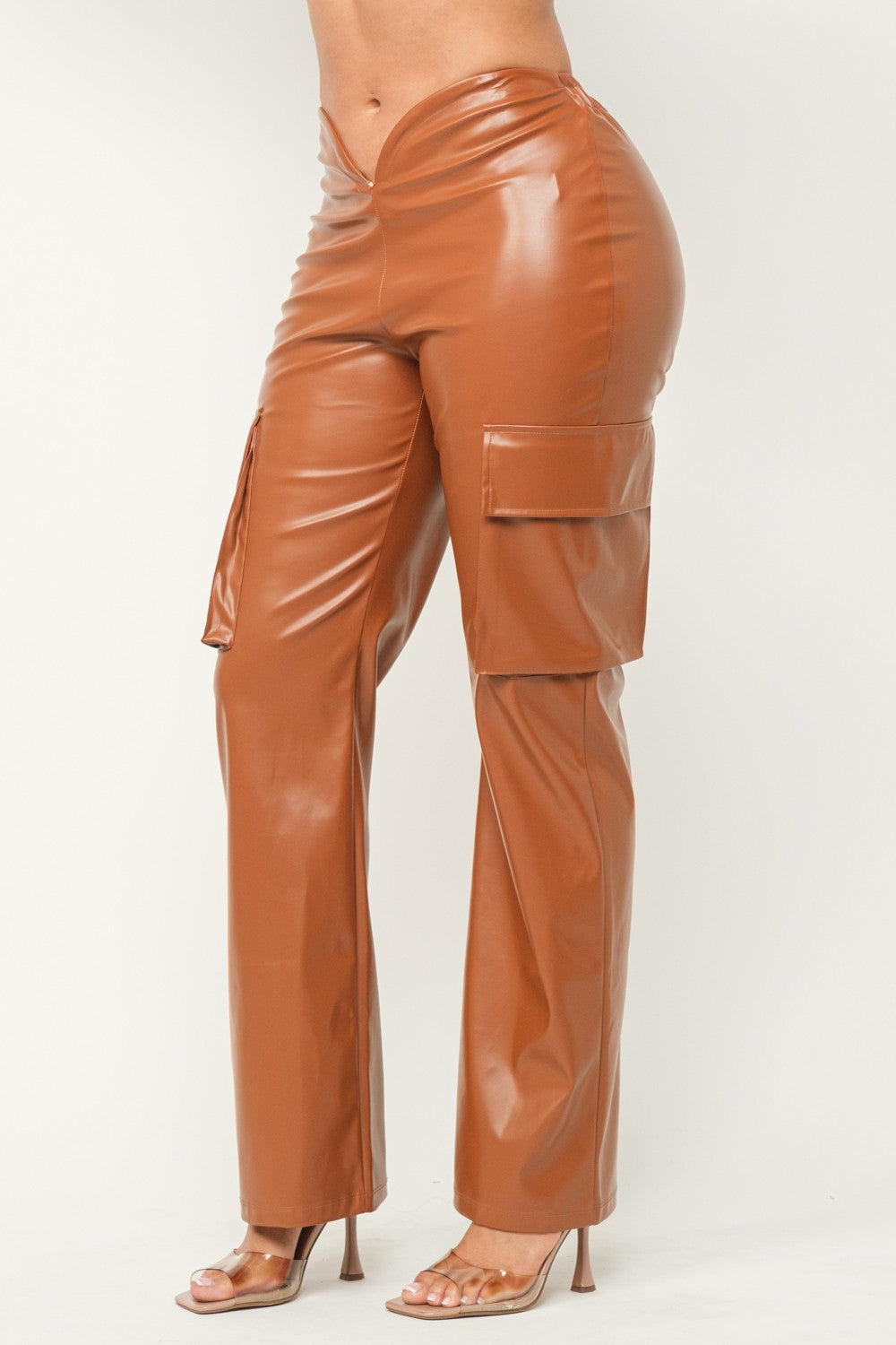 Pantalon cargo coupe en V en similicuir végan couleur cognac