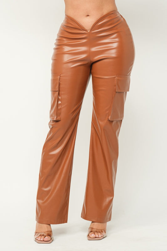 Pantalon cargo coupe en V en similicuir végan couleur cognac