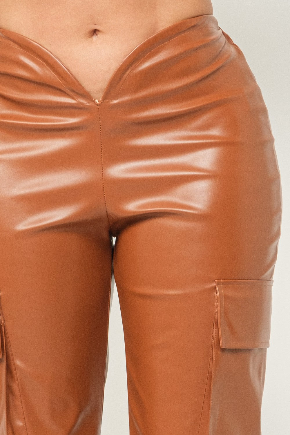 Pantalon cargo coupe en V en similicuir végan couleur cognac