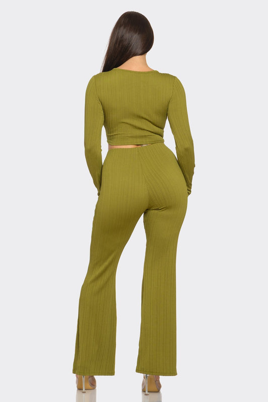 Ensemble deux pièces noir côtelé – Crop top avec anneau métallique découpé et pantalon évasé