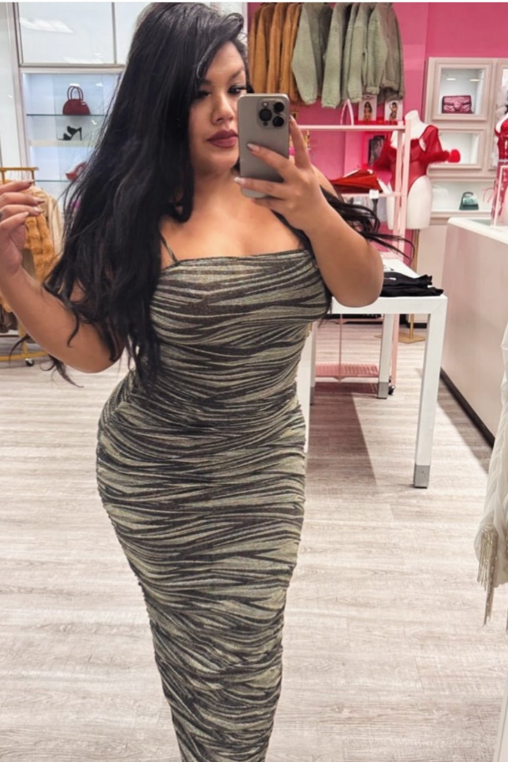 Elegante vestido largo metálico con diseño fruncido por todas partes y tirantes ajustables para un atractivo impresionante.