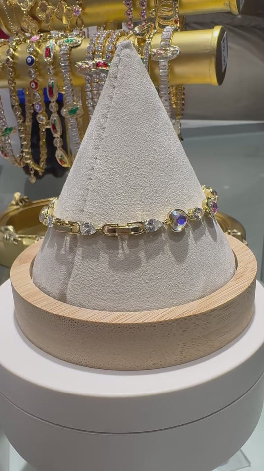 Pulsera de corazones iridiscentes bañada en oro de 18 quilates 